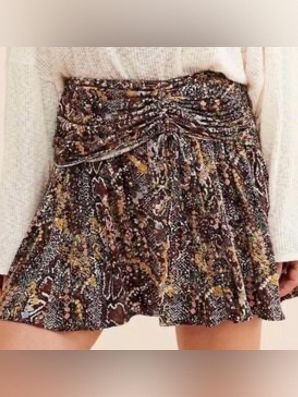Free People mini skirt in a size 2 measures 14.5in waist